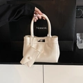Elegante borsa a secchiello bianco crema lucido con piccola pochette e chiusura argento - Bianco