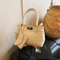 Borsa a secchiello color crema in pelle lucida con mini pochette e tracolla - Giallo