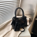 Borsa a secchiello in vernice nera lucida con pochette a catena e chiusura in metallo - Nero