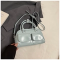 Detailansicht der hellblauen Mini Boston Bag mit Klapptaschen und silbernen Beschlägen - Blau (Ohne Anhänger)
