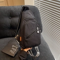 Borsa a tracolla leggera in nylon nero con cinturino stampato e dettaglio arancione - Nero