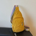 Borsa a tracolla in nylon giallo zenzero con ampia cinghia a righe e tasche con zip - Giallo