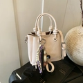 Bolso cubo beige minimalista con dijes de bolos y correa de hombro ajustable - Blanco (Con Colgante)