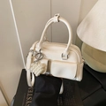Cream-white Boston bag with heart pearl charms and twin front pockets in glossy leather - White (with Pendant)