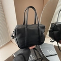 Classica borsa Boston in pelle nera con motivo litchi e tracolla regolabile - Nero
