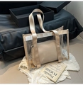 Detail der transparenten PVC-Tasche mit champagnergoldenen Tragegriffen und Innentasche - Transparente Tasche mit Khaki-Beutel / Khaki