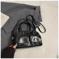 Klassische schwarze Boston-Tasche aus glänzendem Kunstleder mit silbernen Beschlägen - Schwarz (Ohne Anhänger)