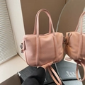 Borsa Boston rosa in pelle texture litchi con finiture argentate e tracolla regolabile - Rosa