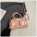 Hellrosa glänzende Boston-Tasche mit Fronttaschen und silbernen Beschlägen - Rosa (Ohne Anhänger)