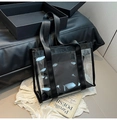 Detailansicht der transparenten PVC-Tragetasche mit schwarzen Nylongriffen und Nähten - Transparente Tasche mit Schwarzem Beutel / Schwarz