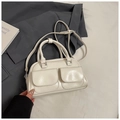 Schicke beige Boston-Tasche aus Kunstleder mit zwei Fronttaschen und Gurt - Weiß (Ohne Anhänger)