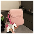 Sac bandoulière rose texture litchi avec breloque pégase blanc et détail gland - Rose avec pendentif