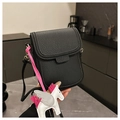 Dettaglio mini borsa a tracolla nera grana litchi con cinturino rosa e ciondolo pegaso in pelle - Nero con ciondolo