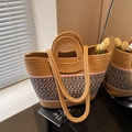 Grand sac cabas tressé kaki avec motifs géométriques roses et poignées rondes - Marron