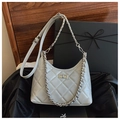Vue détaillée du sac hobo en cuir matelassé gris avec chaîne argentée et fermoir pivotant - Gris Fumée Petit