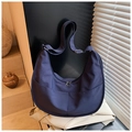Dettaglio della borsa a tracolla a mezzaluna blu navy con tracolla larga e cerniera - Blu
