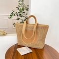 Bolso tote de paja beige con asas de cuero marrón y parche de cuero decorativo - Caqui