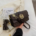 Bolso bandolera retro marrón oscuro con hebilla dorada M y estampado monograma - café