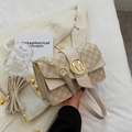Elegante bolso de hombro beige con estampado de monograma M y herrajes dorados - Blanco Roto