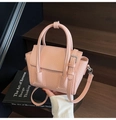 Détail d'un mini sac à main rose en cuir grainé avec finitions argentées et poignées - Rose
