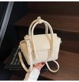 Détail du sac à main en cuir grainé crème avec poignées rondes et boucles métalliques - Blanc Cassé