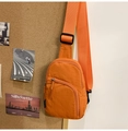 Detalle de bolso bandolera de nailon naranja con bolsillos de cremallera doble y correa - Naranja