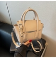 Gros plan d'un mini sac à main beige en cuir grainé avec double poignée et bandoulière - Kaki