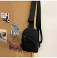 Detalle del bolso bandolera de nailon negro con dos cremalleras y correa ajustable - Negro