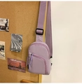 Detalle de la correa tejida ajustable y cremallera frontal del bolso bandolera de nailon lila - Morado