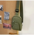 Detalle del bolso bandolera verde oliva en nylon con textura impermeable y bolsillo con cremallera - Verde Militar