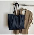 Detalle del bolso tote de cuero granulado negro con cierre magnético dorado elegante - Azul