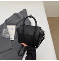 Piccola borsa nera a mano con trama litchi, doppi manici e tracolla regolabile - Nero