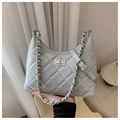 Bolso de cadena azul claro acolchado con cierre giratorio plateado y bandolera - Gris Humo Grande