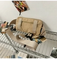Detail der khakifarbenen Nylon-Gürteltasche mit wasserabweisendem Stoff und Schnalle - Khaki