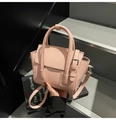 Borsa a mano rosa in pelle martellata con manici e tracolla regolabile a forma trapezoidale - Rosa