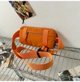 Detail der leuchtend orangefarbenen Nylon-Umhängetasche mit Schnallen und Reißverschluss - Orange