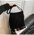 Detailansicht der schwarzen Wildledertasche mit langen Fransen und goldenen Beschlägen - Schwarz