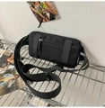 Detail der schwarzen Sport-Gürteltasche aus Nylon mit verstellbarem Gurt und Schnalle - Schwarz