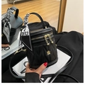 Détail du sac seau noir matelassé avec accents floraux dorés et poignée en foulard - Noir