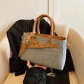 Bolso tote de mezclilla gris con correas de cuero marrón y herrajes dorados mujer - Azul claro