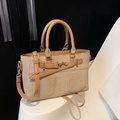 Elegante bolso tipo cubo tejido en beige con ribete de cuero marrón y hebillas doradas - Caqui