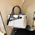 Bolso cubo para mujer en cuero blanco y negro con detalles en metal dorado - Blanco