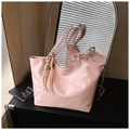 Bolso tote de cuero PU rosa claro con relieve de marca y un colgante de rayas - Rosa
