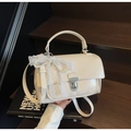 Dettaglio borsa in pelle PU bianco crema con fiocco in pizzo, perle e chiusura argento - Bianco Crema Con Ciondolo