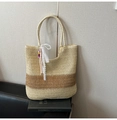 Bolso tote de paja tejida en beige y marrón oscuro con encaje y colgante de cuentas - Beige