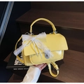 Borsa a tracolla in pelle PU giallo brillante con fiocco in pizzo e perle bianche - Giallo con Ciondolo