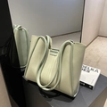 Sac fourre-tout minimaliste vert pistache en cuir avec des anses tubulaires design - Vert