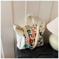 Detalle del bordado de chenilla 'let's think about earth' en el bolso de lona - Blanco