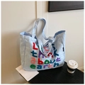 Bolso tote de lona azul claro con bordado de letras coloridas y asas de transporte - Azul
