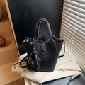 Borsa a secchiello in pelle nera martellata con pochette coordinata e tracolla staccabile - Nero